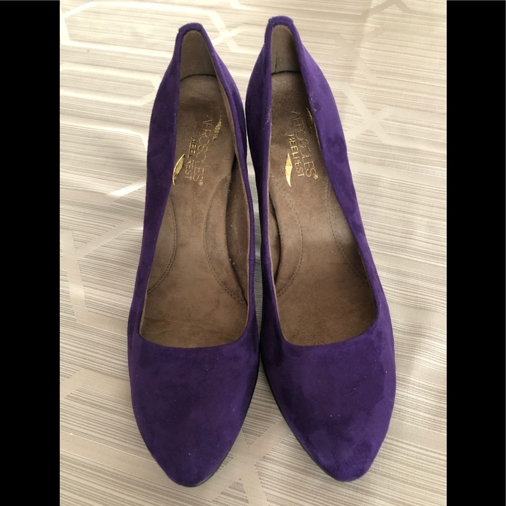 Aerosols Heelrest deep purple suede pumps